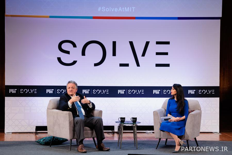 عکس نوبار آفیان در حال صحبت با لیندا هنری روی صحنه